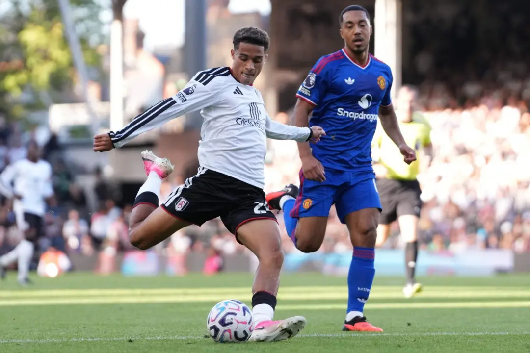Barcelona de olho em Josh King, meio-campista do Fulham, em negociação que pode chegar a 340 milhões de reais. Essa bus…