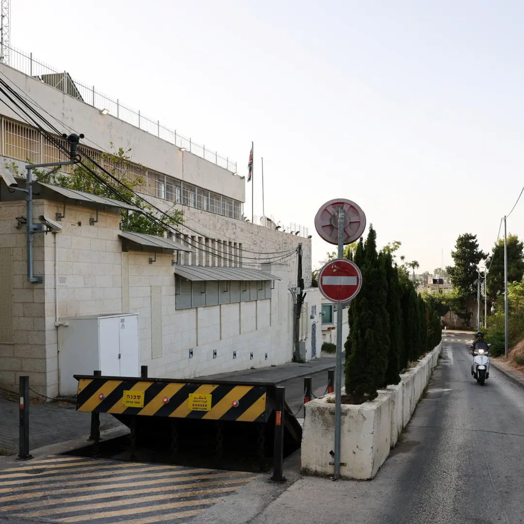 Consulado britânico em Jerusalém Oriental evita fechamento total com um acordo de última hora. Isso mantém a instalação…