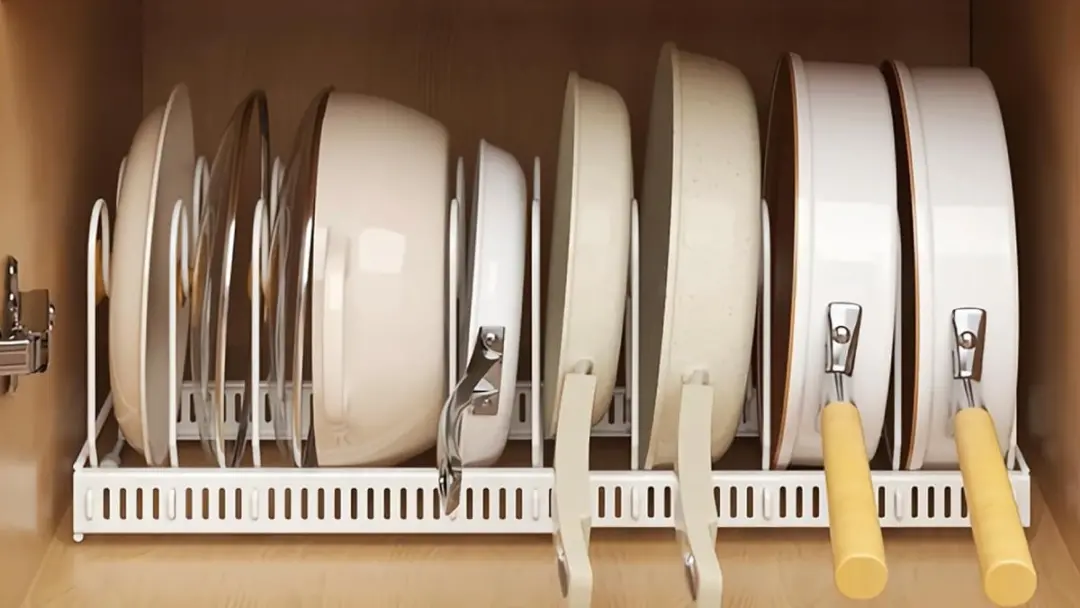 Soporte extensível para organização de utensílios de cozinha resolve o caos da bancada. Colocar panelas e frigideiras e…