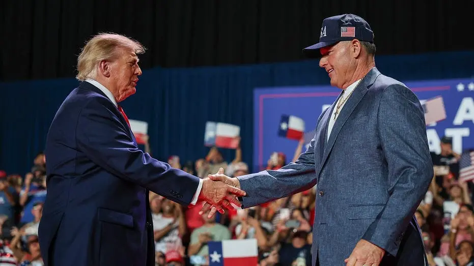 Roger Clemens recebe a Medalha Presidencial da Liberdade de Trump no comício em San Antonio. O jogador disse que esse f…