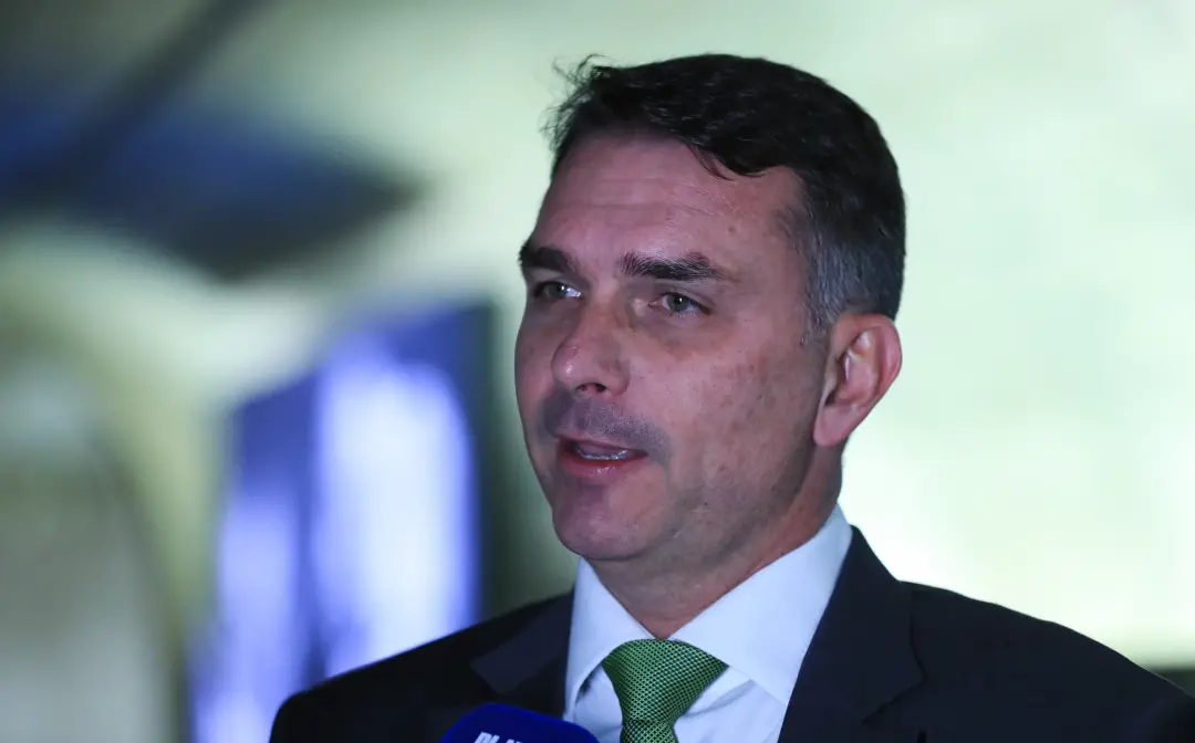 Campanha de Flávio Bolsonaro orientou senadores da oposição a se absterem na votação da PEC que muda a escala de trabal…
