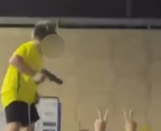 Menino de 9 anos foi filmado com objeto parecido com arma em Parnamirim, RN, durante evento político. A mãe acionou a J…
