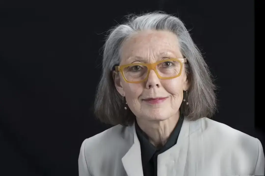 Anne Carson venceu o Nobel de Literatura de 2026, reconhecida pela obra ousada que dialoga com a tradição clássica. Ess…