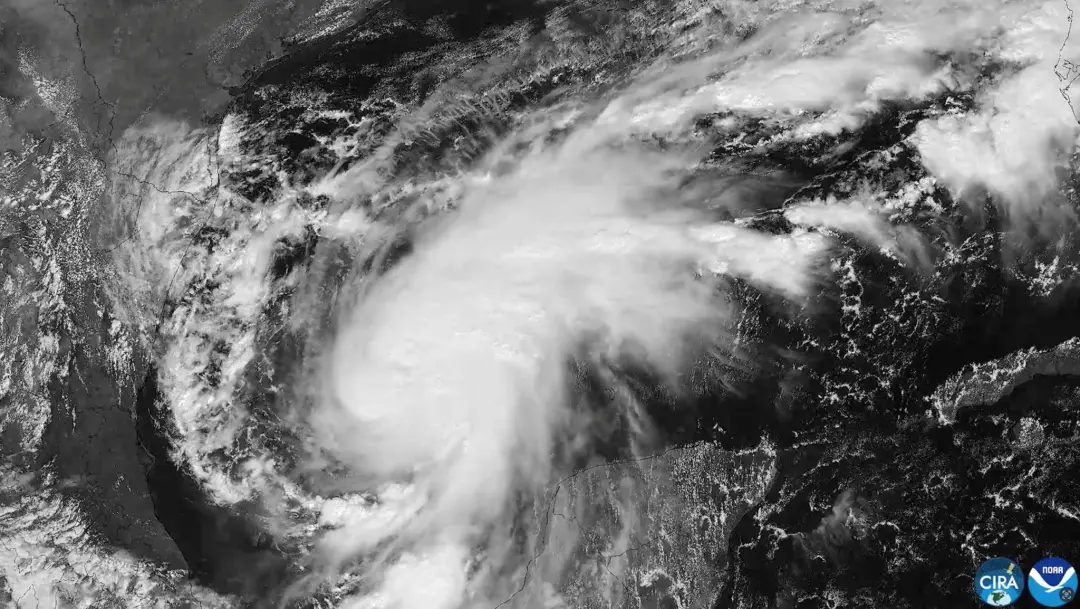 Isaías, primeiro furacão da temporada, avança em direção à Flórida, causando transtornos no Golfo do México. A interrup…