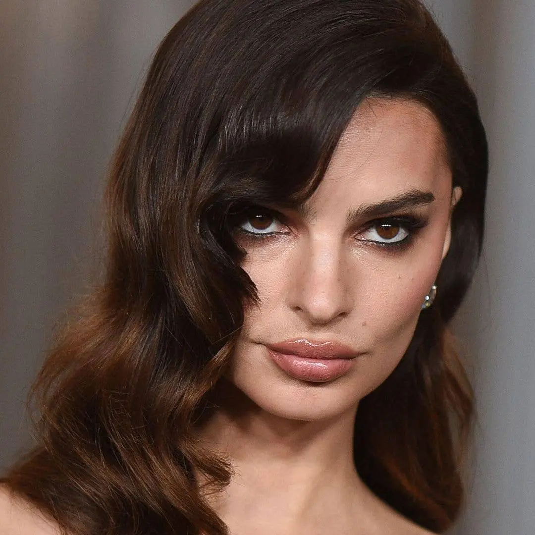 Emily Ratajkowski foi vista com um vestido preto midi opaco na estreia do filme Sacrifice junto com o namorado Romain G…