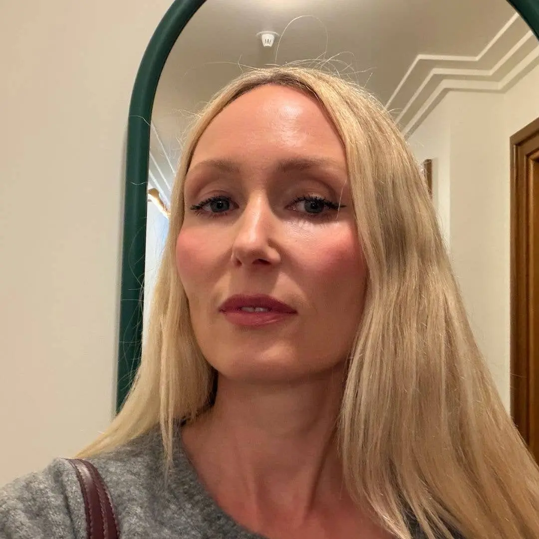Cassie Steer, editora de beleza, defende o uso maior de blush conforme a gente envelhece. Eu vejo que a busca por estab…