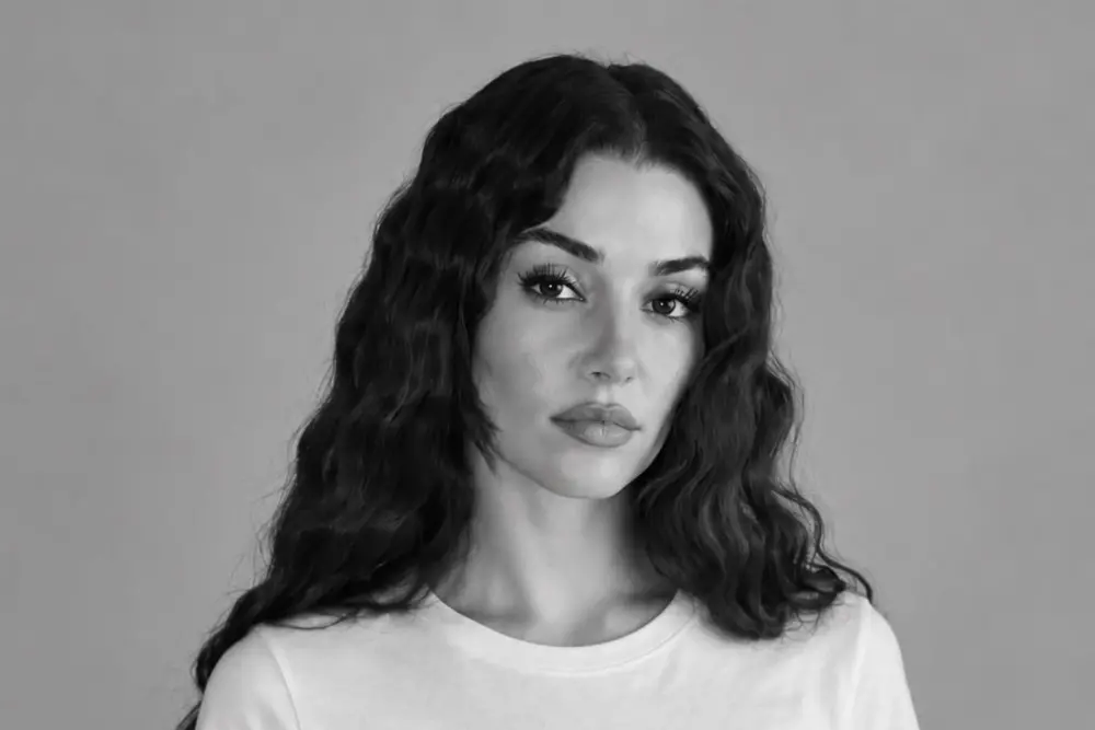 Hande Erçel vai estrelar o drama Diaspora, dirigido por Nadar Saeivar, com filmagens programadas para 2027 em Berlim. A…