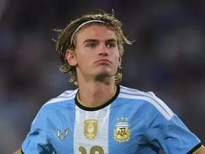Candidato a 10 de Messi na Argentina nasceu na Espanha e fez base no Real Madrid. Essa trajetória mostra como o talento…