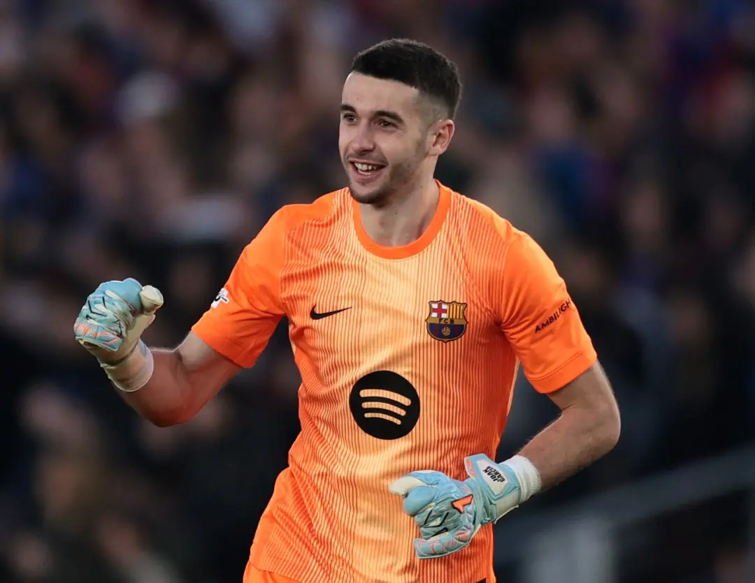 Joan Garcia volta a treinar com o Barcelona após quase três semanas afastado por problema no joelho direito. Essa recup…