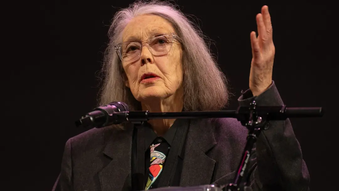 Anne Carson ganhou o Nobel de Literatura de 2026 da Academia Sueca. A escolha valoriza a inovação dela em unir o clássi…