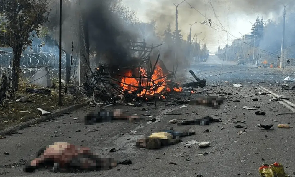 Trinta mortos após ônibus serem atingidos por bomba em Kramatorsk. Um ataque que visa deliberadamente civis, e isso é i…