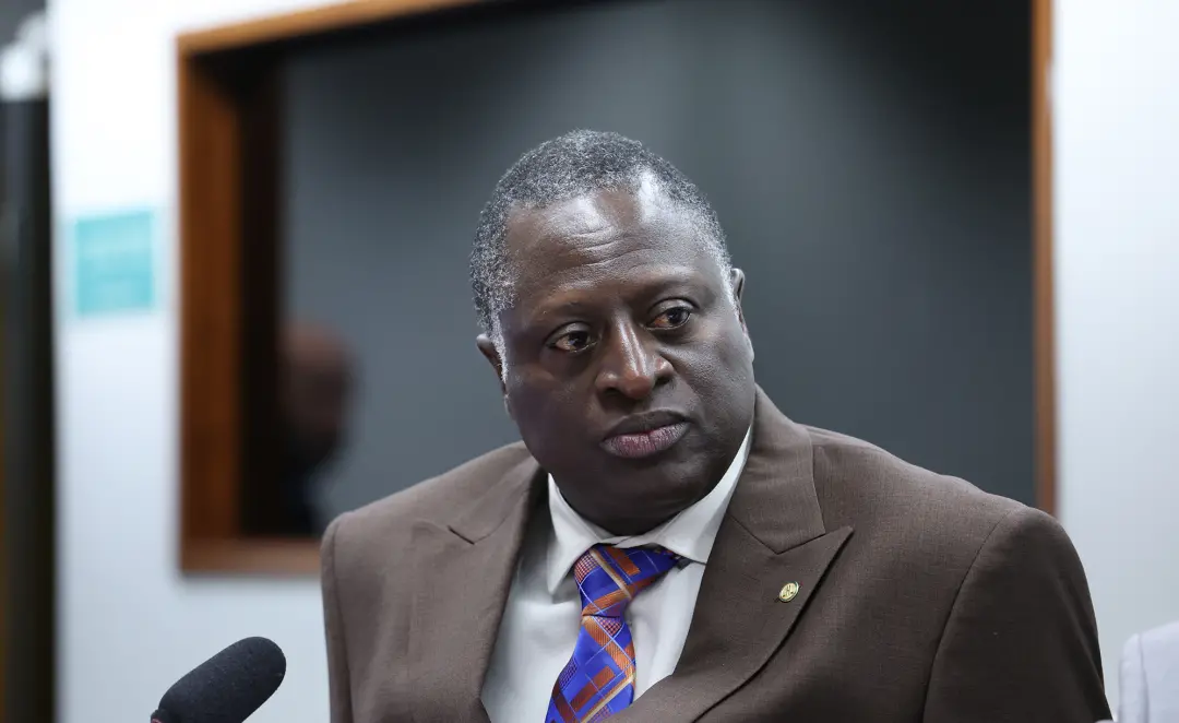 Projeto de Lei 2524/26, do deputado Helio Lopes, proíbe linguagem neutra e conteúdo que estimule aborto nas cartilhas d…