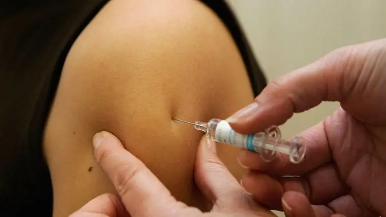 Rio ampliou a vacinação contra meningite para quem tem até 24 anos na rede pública. Essa medida ajuda a reforçar a prev…