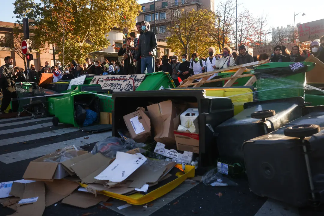Em Paris, estudantes franceses mantêm protestos com dez reivindicações contra o Governo e a degradação da educação. Cre…