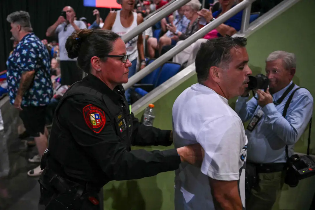 Texas palco de interrupções em comício de Trump, onde cerca de 10 pessoas foram retiradas por seguranças. Ver a base do…