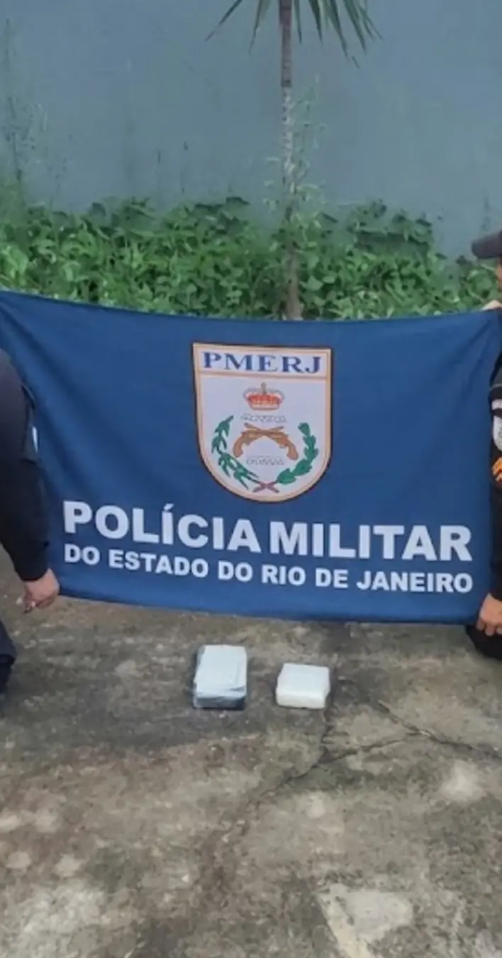 Sapucaia, no distrito de Jamapará, uma mulher foi presa com cerca de 1,6 kg de cocaína dentro de um ônibus. O transport…