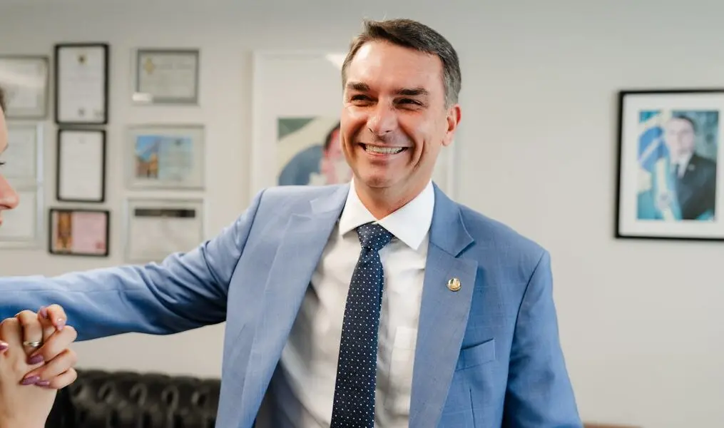 Flávio Bolsonaro recebe integrantes do Podemos e governadores eleitos em Brasília nesta quinta. Reuniões com políticos …