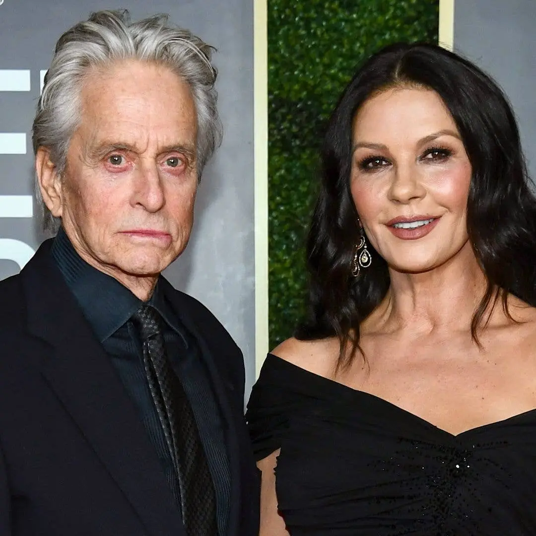 Michael Douglas estava saindo com cinco mulheres quando conheceu Catherine Zeta-Jones. Essa história mostra que a indep…