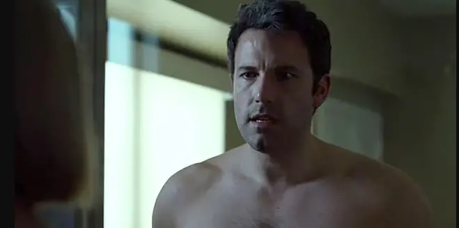 Ben Affleck revelou que na cena de chuveiro de Gone Girl ele não usou prótese no corpo real. A ausência de prótese demo…