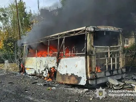 Em um ataque russo na Ucrânia, um ônibus teve pelo menos 33 mortos e 18 feridos. É um silêncio pesado sobre o custo hum…