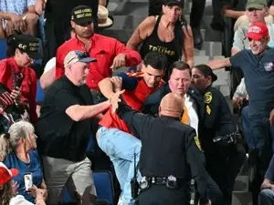 Manifestantes interromperam Trump várias vezes no comício dele no Texas. Isso mostra como a polarização forte afeta até…