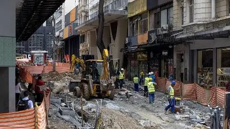 Comerciantes do centro de São Paulo relatam prejuízos por causa de obras atrasadas. Essa paralisação afeta o fluxo e a …