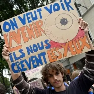 Estudantes da França voltaram às ruas em quarto ato de protesto por melhores condições de ensino. É uma questão de dire…