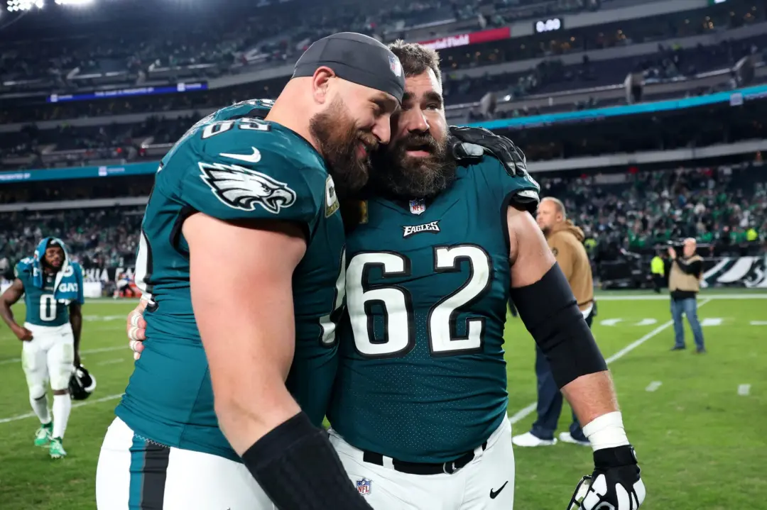 Lane Johnson, jogador da Eagles, anunciou aposentadoria da NFL. Jason Kelce comentou que a decisão foi difícil, mas cor…