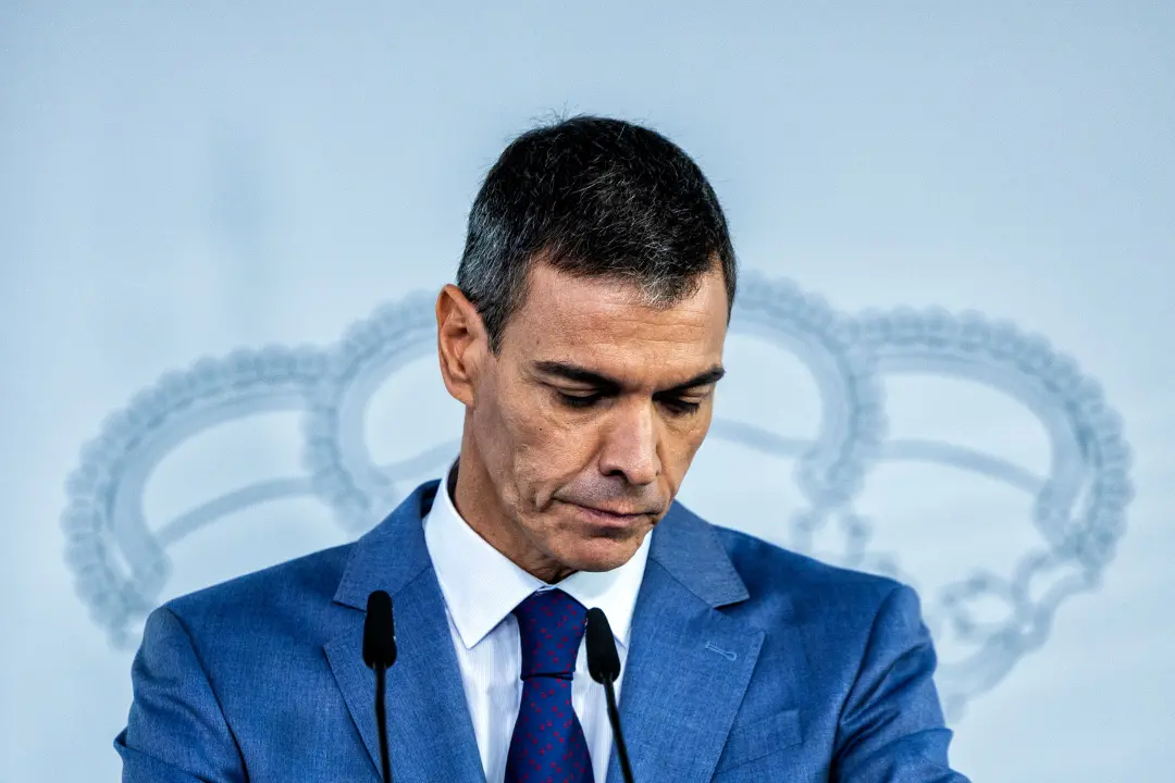 Na Espanha, Pedro Sánchez defende que o Parlamento ignora a voz do povo, enquanto críticos apontam sua habilidade tátic…