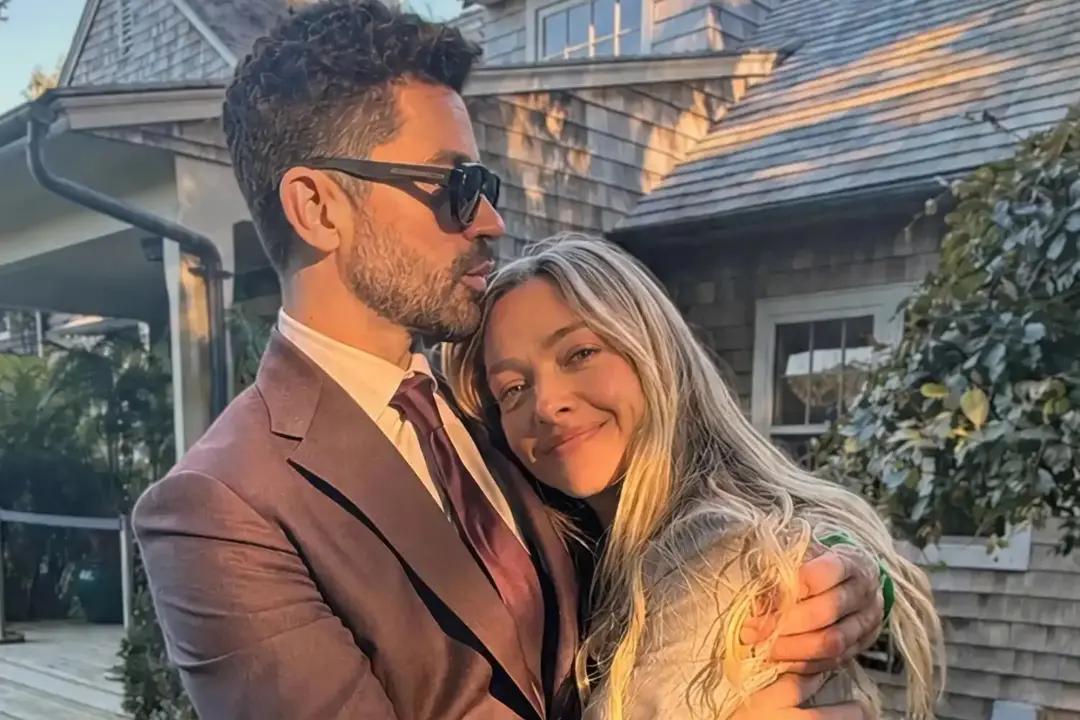 Amanda Seyfried, 40 anos, apareceu abraçada com Dominic Cooper, ex dela de Mamma Mia. É estranho ver essa reaproximação…