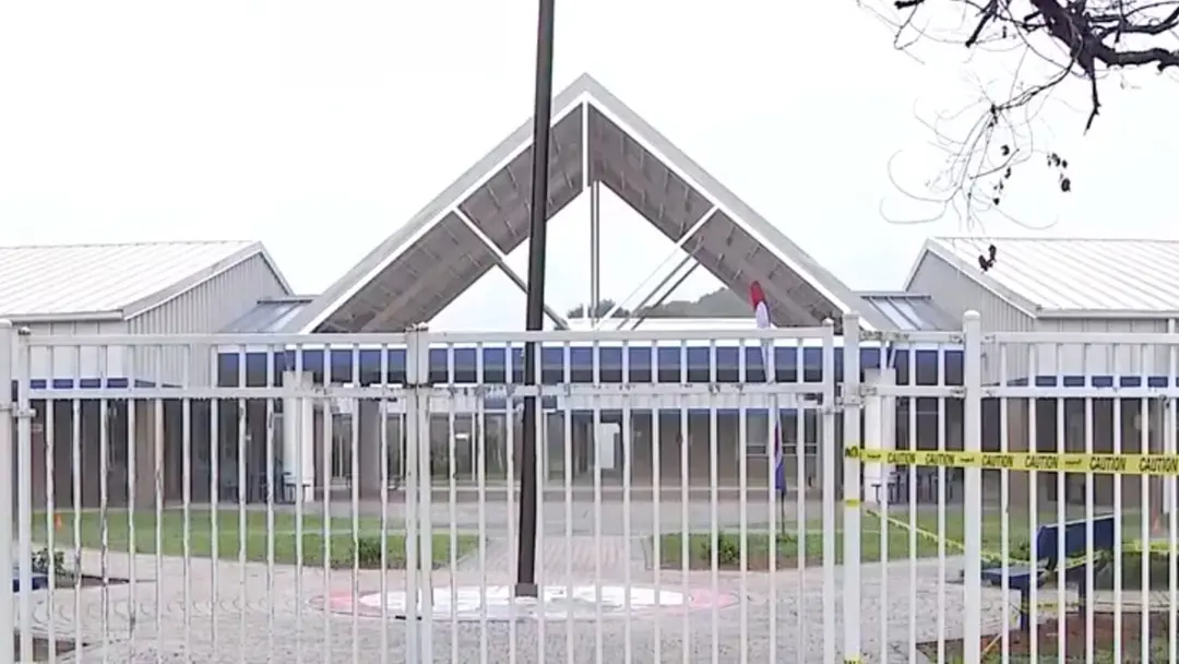 Riviera Elementary School, na Flórida, viu um menino de 6 anos perder a vida após um painel de vídeo grande desabar sob…