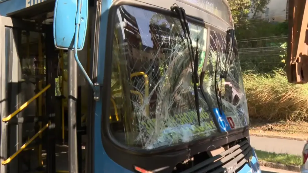 Av. Waldir Soeiro Emrich, em BH, teve um ônibus colidindo com uma carreta na manhã desta quinta, deixando pelo menos 12…