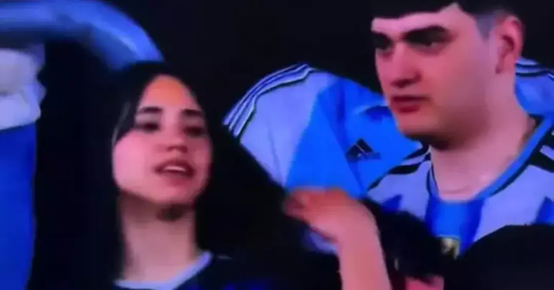 Monumental de Núñez, em Buenos Aires, viu um casal viralizar durante a despedida de Messi pela Argentina na vitória por…
