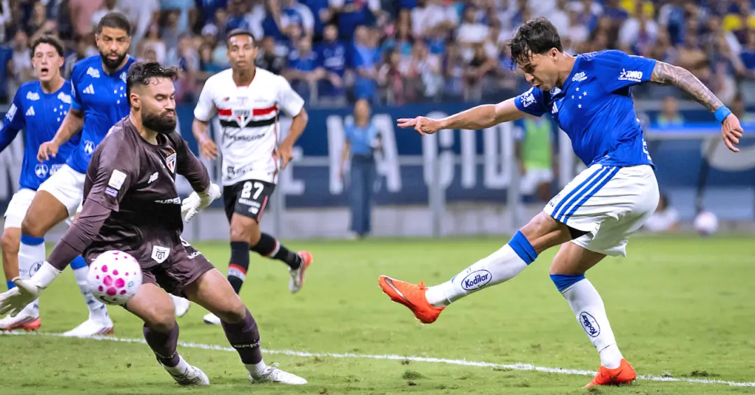 Cruzeiro vence São Paulo por 2 a 0 no Mineirão e sobe para o G4 do Brasileirão. A Raposa garantiu a quarta colocação, s…