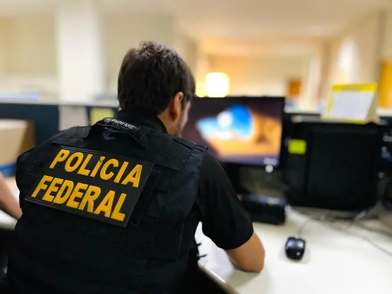 Seis mandados de busca e apreensão foram cumpridos em Icaraí, Niterói, na operação Em nome do pai. A apuração mira favo…