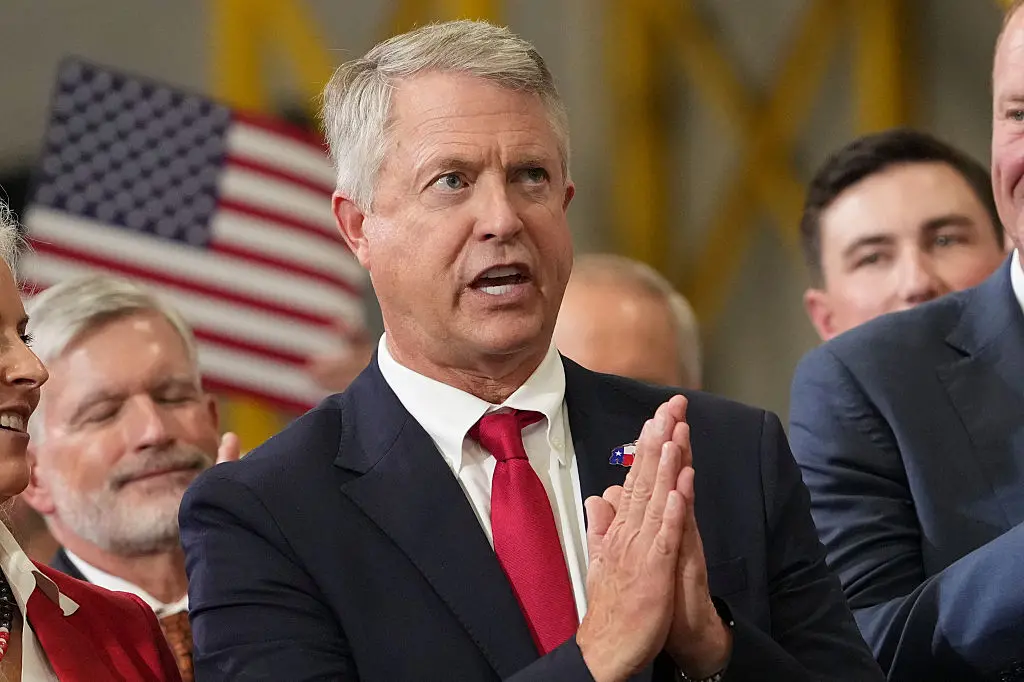 Kansas vira estado de disputa no Senado, com o pastor Adam Hamilton em 45% contra Roger Marshall em 43%. O cenário é te…
