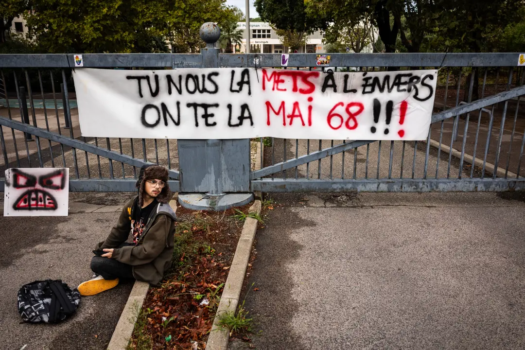 Estudantes franceses estão bloqueando escolas e universidades por causa do subfinanciamento do sistema de ensino. É um …