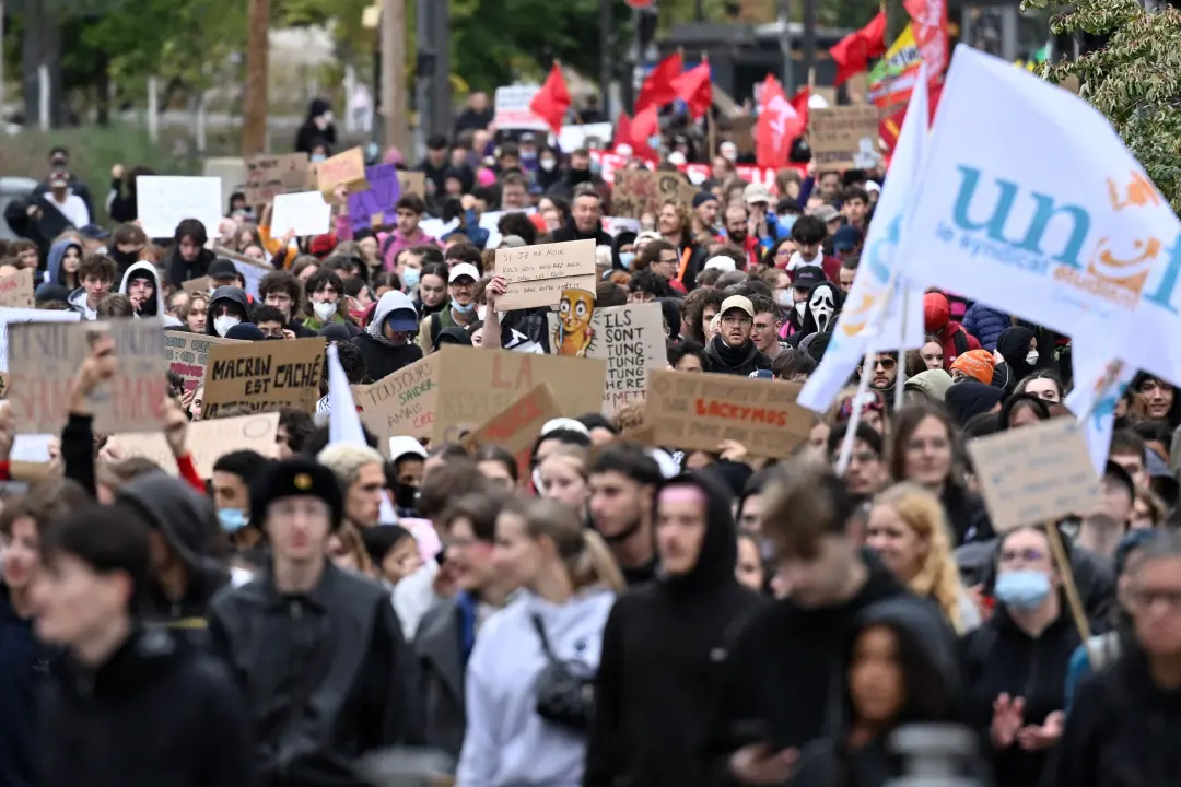 Estudantes na França voltaram a ocupar ruas, protestando contra falta de professores e problemas na infraestrutura das …