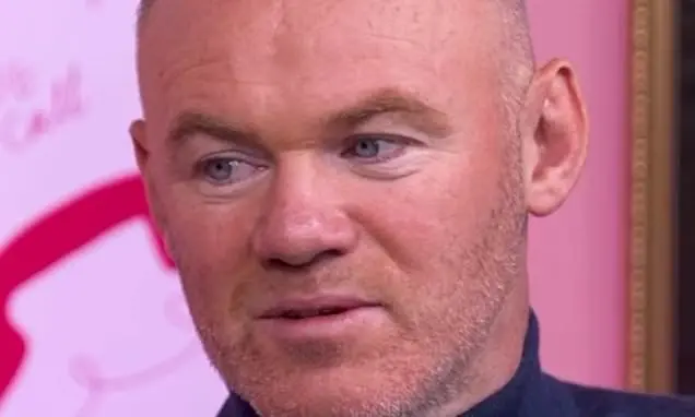 Coleen Rooney trollou o marido Wayne sobre o tweet dele de 2012 homenageando Whitney Houston. Esse lance de mexer com o…