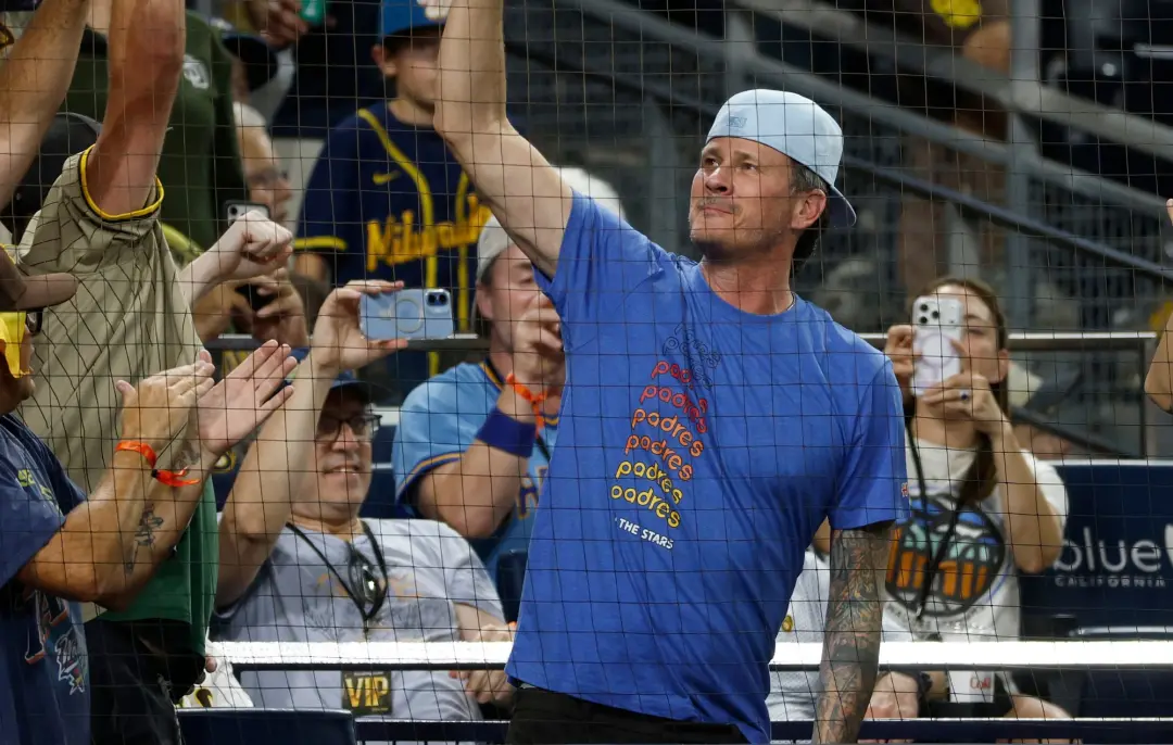 Tom DeLonge emocionado no Petco Park, enquanto torcedores do Padres cantavam All The Small Things. Aquele momento mostr…
