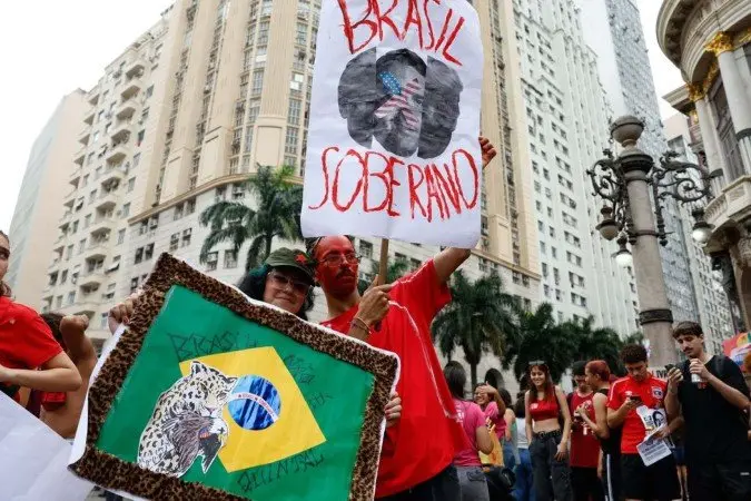 Estudantes foram às ruas em várias capitais brasileiras para apoiar Lula e se posicionar contra Flávio Bolsonaro. É int…