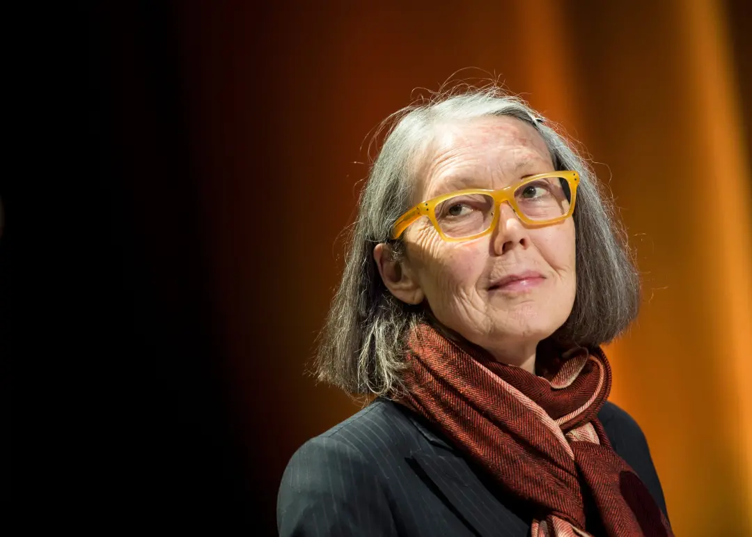 Anne Carson, vencedora do Nobel de Literatura de 2026, reagiu dizendo que tudo parece loucura. Essa premiação por obra …