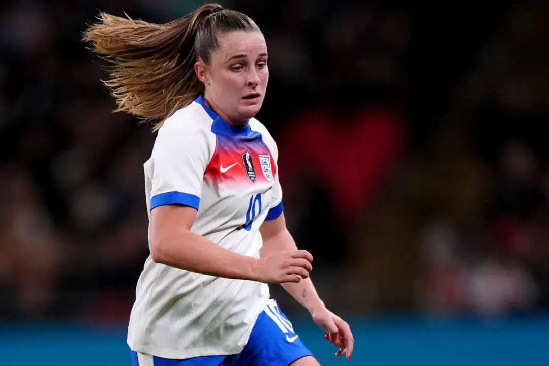 Ella Toone foi convocada para a seleção da Inglaterra para o jogo de playoff da Copa do Mundo contra a Grécia, após les…