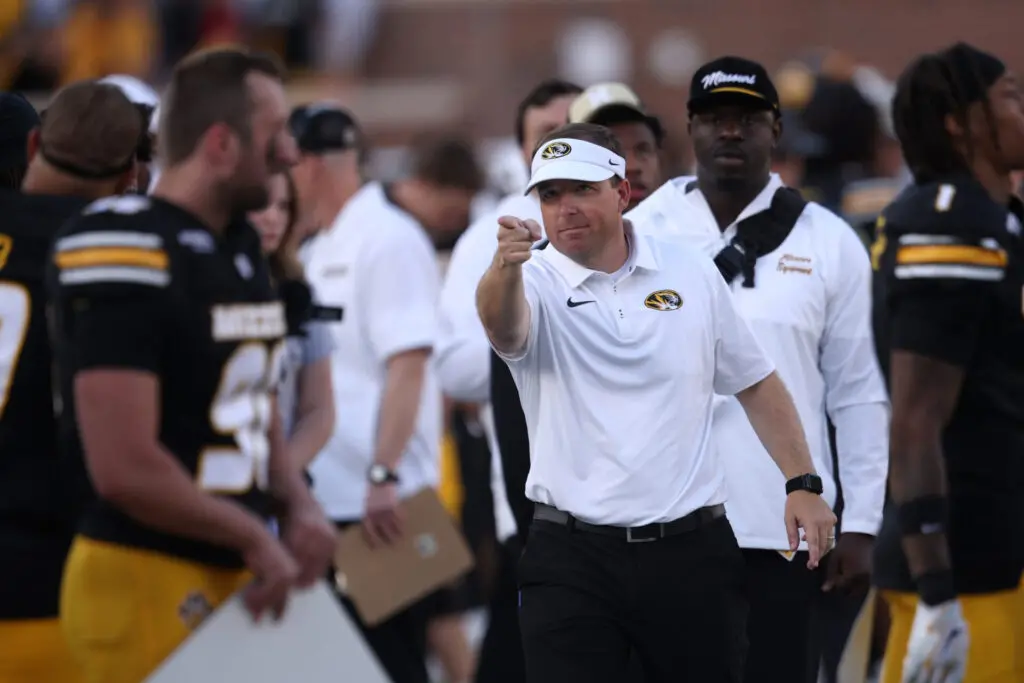 O atacante freshman DJ Jones do Missouri recebeu um transplante de coração e tá se recuperando. É muito bom ver a força…