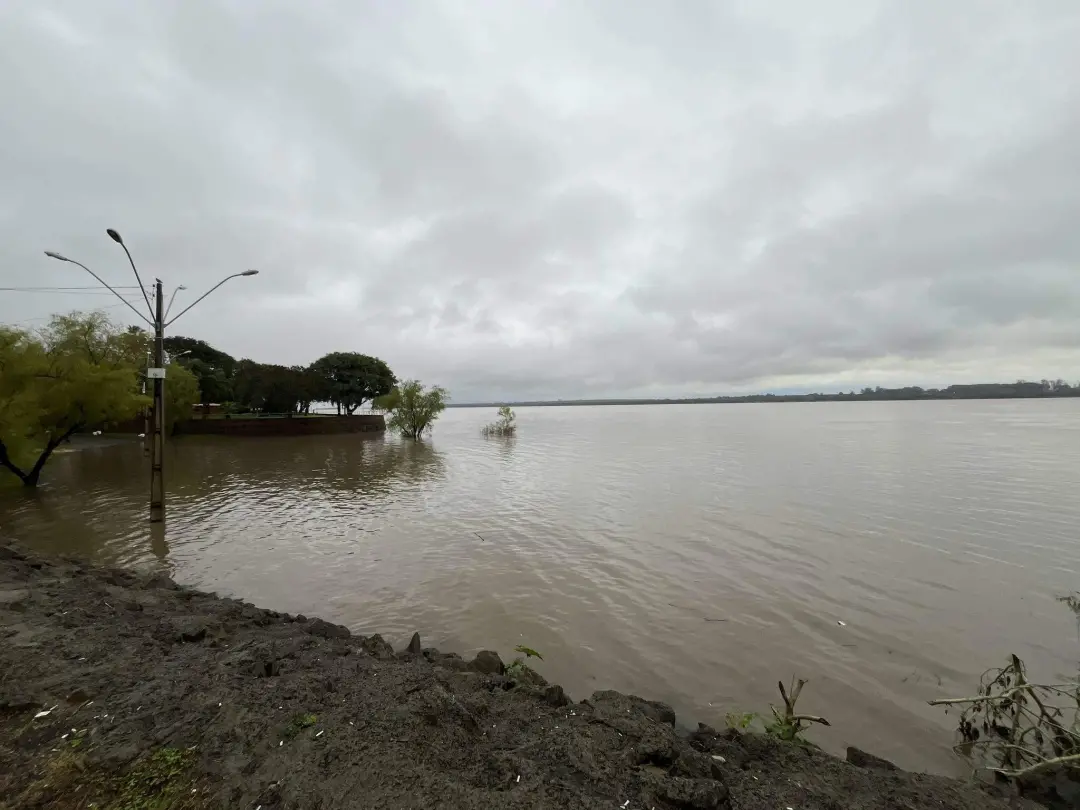 Alerta vermelho da Defesa Civil aponta risco muito alto de inundação no rio Uruguai em Uruguaiana. A gente tem que pond…