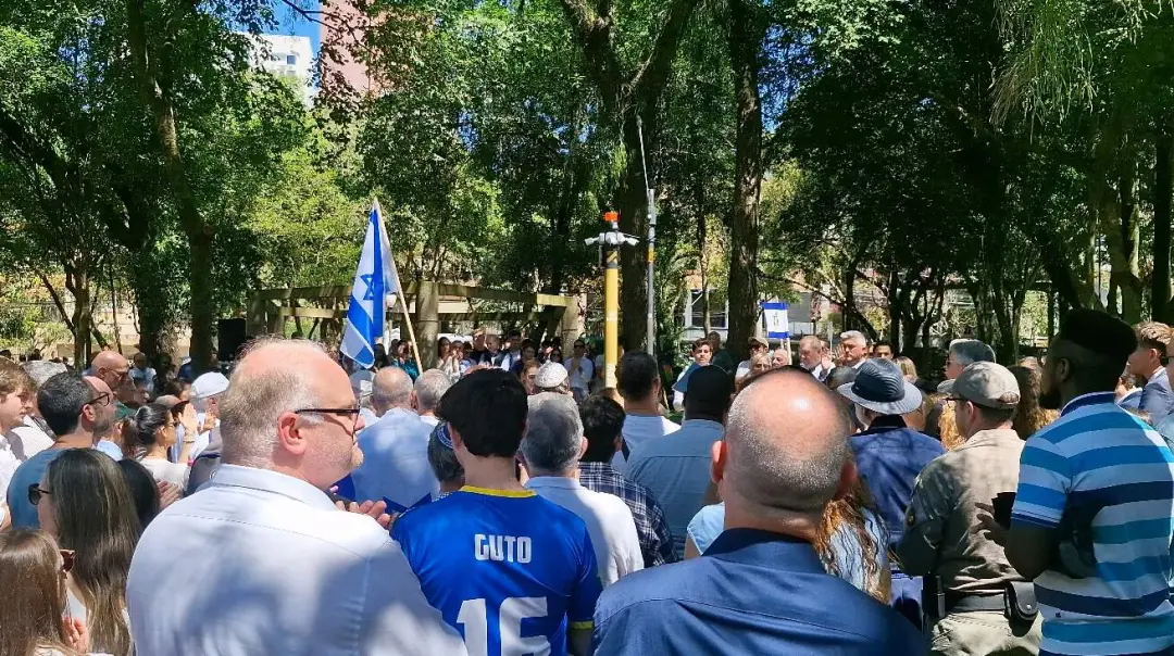 Praça Maurício Cardoso, em Porto Alegre, foi palco da homenagem da comunidade judaica gaúcha pelos três anos do atentad…