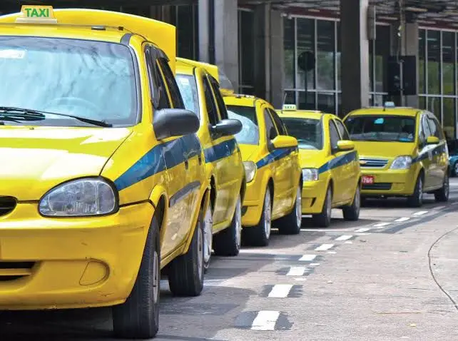 Taxímetros no Galeão adulterados, cobrando até 50% a mais de passageiros. Esse tipo de fraude mostra como a falta de fi…