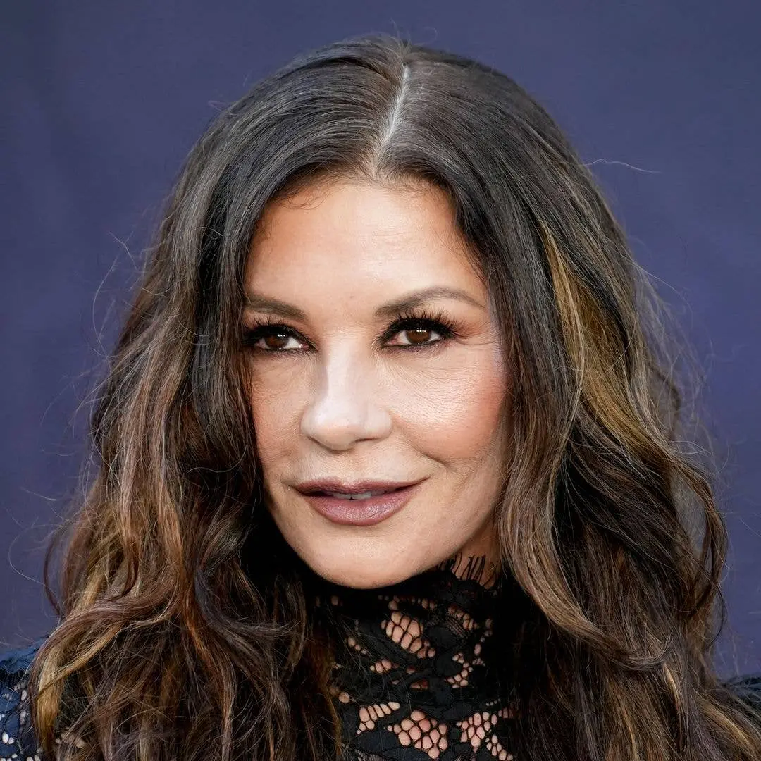 Catherine Zeta Jones, esposa de Michael Douglas, aparece em fotos com biquíni no vilarejo de Gales. É muito legal ver e…