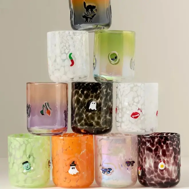 Anthropologie liberou copos divertidos para Halloween com preço abaixo de 7 dólares. Acho que é bom para quem curte dec…