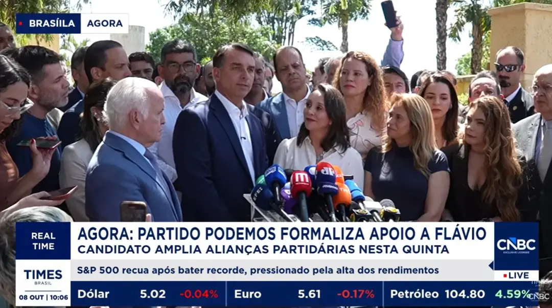 Flávio Bolsonaro descarta candidatura presidencial própria e de familiares em 2030, após reunião com o Podemos em Brasí…